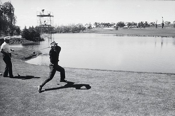 tommy bolt throwing golf club